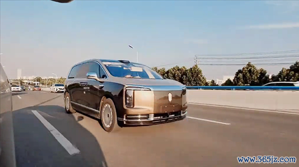 百万价位MPV！尊界V800实车曝光：车头高大车标极其翔实